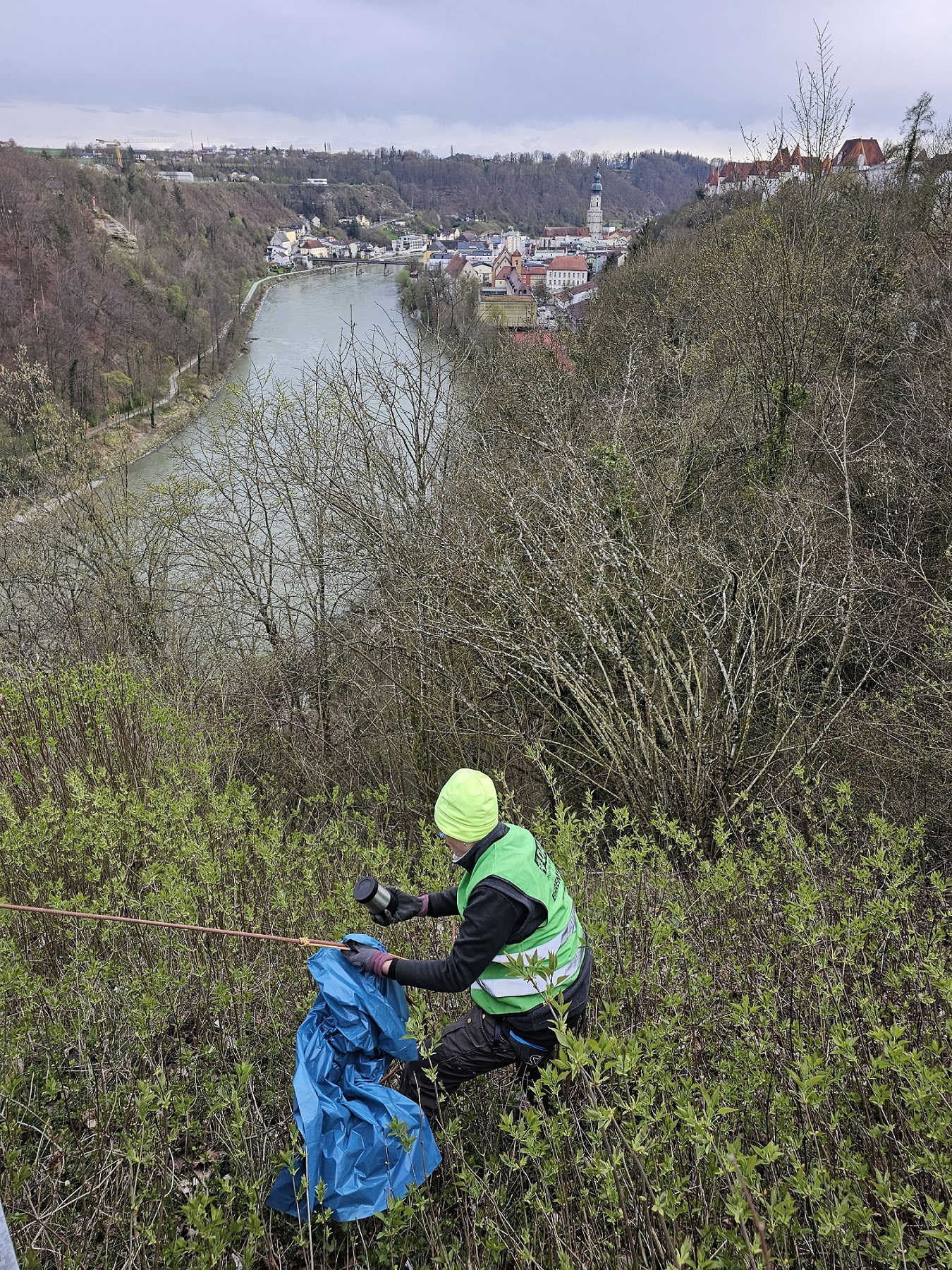 Waghalsige Müllsammelaktion vom Jahr 2024. Drei DAV-Mitglieder sammelten Müll am Salzachhang. Foto ebh