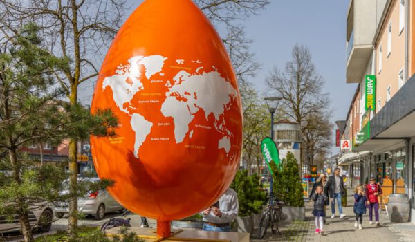 Die Ei-Kolosse strahlen schon von Weitem entgegen. Fotocredit: Burghauser Touristik