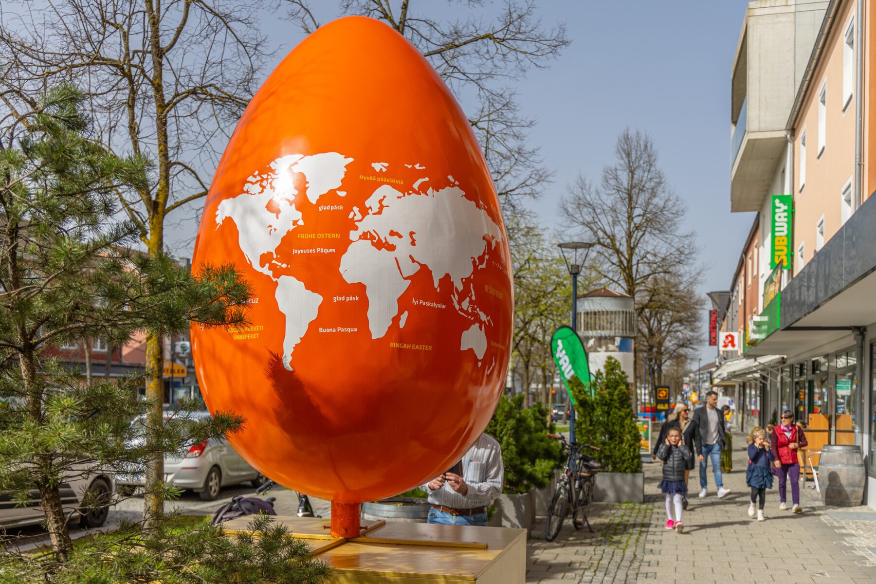 Die Ei-Kolosse strahlen schon von Weitem entgegen. Fotocredit: Burghauser Touristik