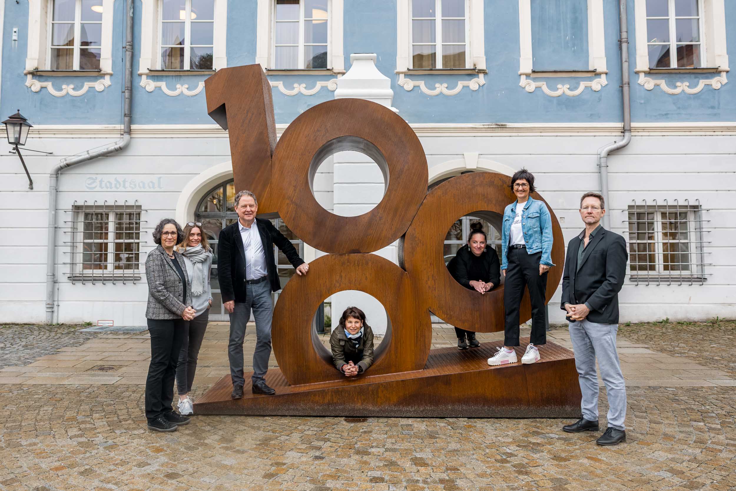 Erster Bürgermeister Florian Schneider mit der Steuerungsgruppe für das Festjahr 2025 v.l. Eva Gilch, Ines Auerbach, Christin Moll, Alexandra Königseder, Sigrid Resch und Dean Wilmington. Foto: Manuela Fuchs