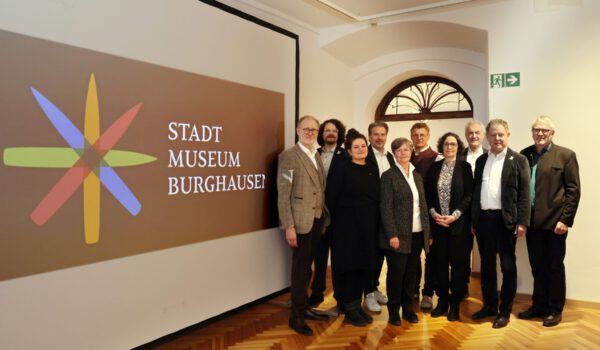 Viele Hände waren beteiligt - Das Team des Museumsumbaus (v.l.n.r.): Markus Pühringer, Robin von Taeuffenbach, Veronika Meierhofer, Rainer Bloechinger, Corinna Ulbert-Wild, Markus Muckenschnabl, Eva Gilch, Emil Fritz, Erster Bürgermeister Florian Schneider sowie Bernhard Heinzl.
