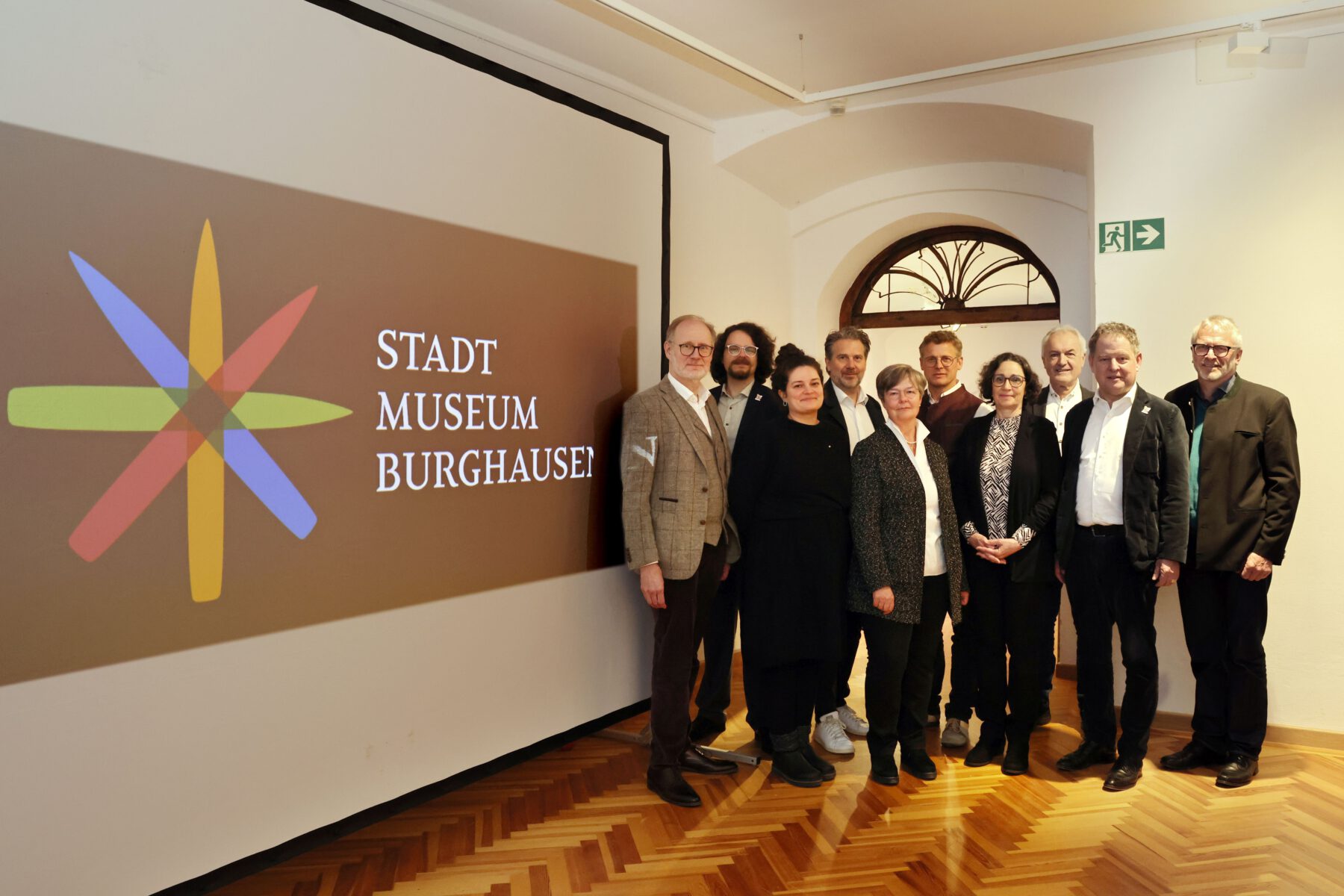 Viele Hände waren beteiligt - Das Team des Museumsumbaus (v.l.n.r.): Markus Pühringer, Robin von Taeuffenbach, Veronika Meierhofer, Rainer Bloechinger, Corinna Ulbert-Wild, Markus Muckenschnabl, Eva Gilch, Emil Fritz, Erster Bürgermeister Florian Schneider sowie Bernhard Heinzl.