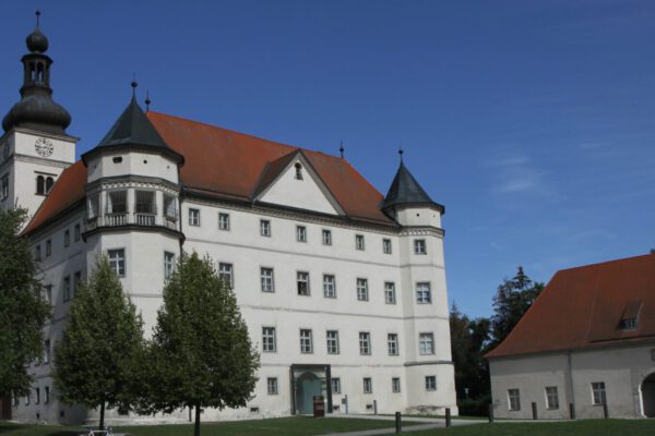 2025-10-04-Schloss Hartheim_Schwanninger_vhs