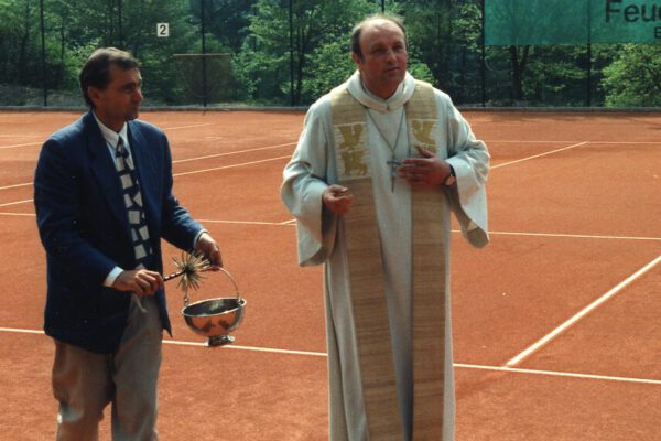 2025-10-18-Platzsegnung, Pfarrer Aicher u. Ministrant Steindl; Foto W. Hopfgartner 2025-10-18-Platzsegnung, Pfarrer Aicher u. Ministrant Steindl; Foto W. Hopfgartner
