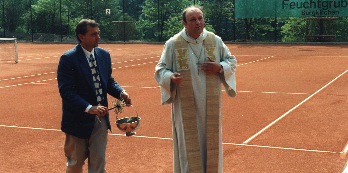 2025 10 18 Platzsegnung, Pfarrer Aicher u  Ministrant Steindl; Foto W  Hopfgartner