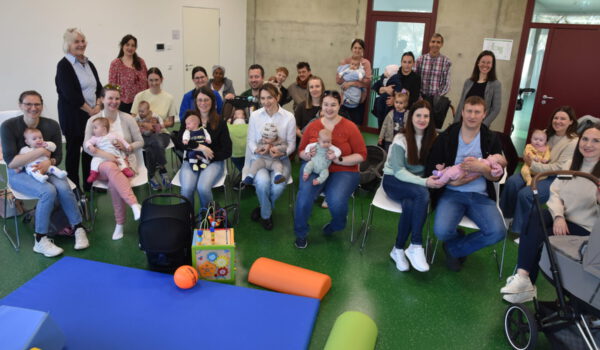 72 neue Burghauserinnen und Burghauser wurden zwischen September und Februar geboren, 18 Familien folgten mit ihrem Nachwuchs der Kennenlern-Einladung ins Haus der Familie. Begrüßt wurden sie von Dorle Graf, Familienreferentin, Christine Auberger, Leiterin Haus der Familie und Mariella Röben, Geschäftsleitung des Kinderschutzbundes.