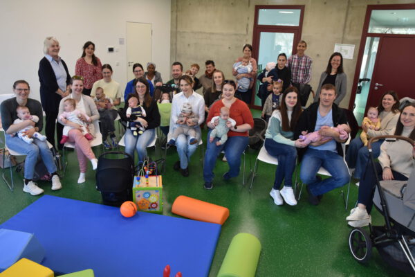 20250404_Neugeborene_Haus_der_Familie__07 72 neue Burghauserinnen und Burghauser wurden zwischen September und Februar geboren, 18 Familien folgten mit ihrem Nachwuchs der Kennenlern-Einladung ins Haus der Familie. Begrüßt wurden sie von Dorle Graf, Familienreferentin, Christine Auberger, Leiterin Haus der Familie und Mariella Röben, Geschäftsleitung des Kinderschutzbundes.