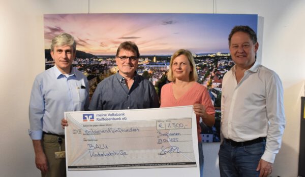 Kicken für den guten Zweck – bei der Spendenscheckübergabe an die Kinderkrebshilfe „Balu“ waren dabei (v.l.): Dr. Nicolas Jost, 1. Vorsitzender TV 1868, Richard Noll, Abteilungsleiter Fußball, Claudia Erkelenz von „Balu“ sowie Erster Bürgermeister Florian Schneider.  