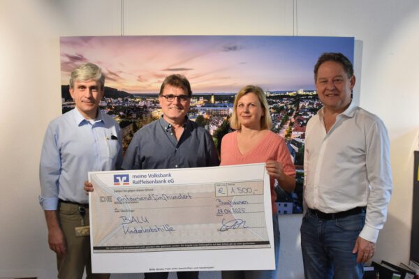 20250417_Spendenscheckübergabe_BALU_03_bearbeitet Kicken für den guten Zweck – bei der Spendenscheckübergabe an die Kinderkrebshilfe „Balu“ waren dabei (v.l.): Dr. Nicolas Jost, 1. Vorsitzender TV 1868, Richard Noll, Abteilungsleiter Fußball, Claudia Erkelenz von „Balu“ sowie Erster Bürgermeister Florian Schneider.