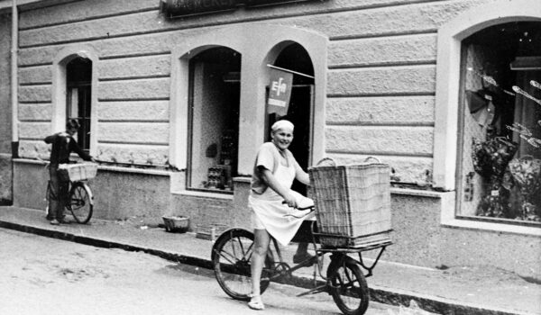 Foto: Der Acher Helmut Ployer war Lehrling der Bäckerei Fichtner in Raitenhaslach und fuhr jeden Tag bei Wind und Wetter das Brot mit seinem Fahrrad aus. (Fotoarchiv Wolfgang Hopfgartner)