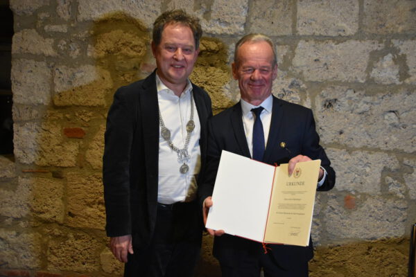 Erster Bürgermeister Florian Schneider und Anton Steinberger Erster Bürgermeister Florian Schneider und Anton Steinberger