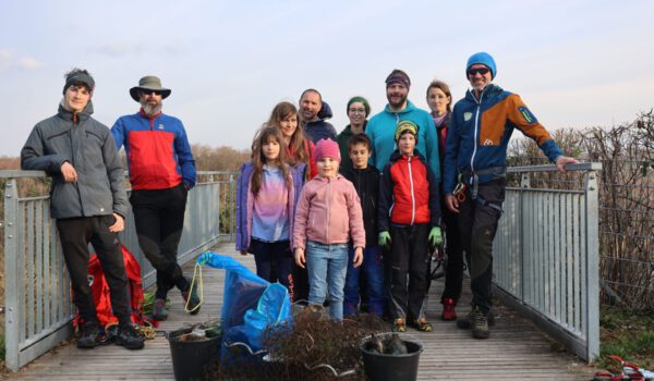DAV Burghausen, FÖJ vom Umweltamt sowie Bergwacht AÖ sammeln Müll am Mittermeiersteg und Kreuzpointnersteig