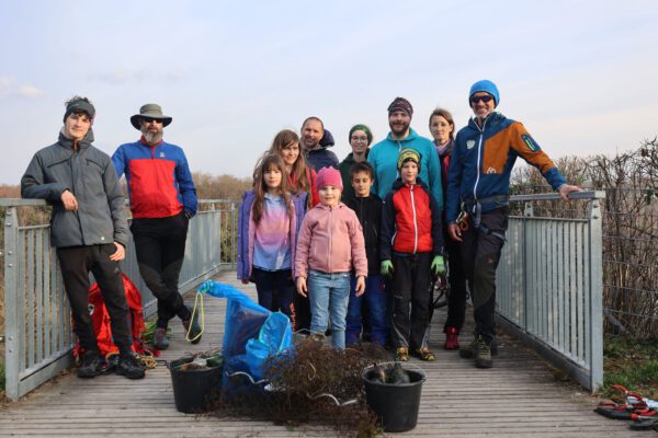 DAV Burghausen, FÖJ vom Umweltamt sowie Bergwacht AÖ sammeln Müll am Mittermeiersteg und Kreuzpointnersteig DAV Burghausen, FÖJ vom Umweltamt sowie Bergwacht AÖ sammeln Müll am Mittermeiersteg und Kreuzpointnersteig