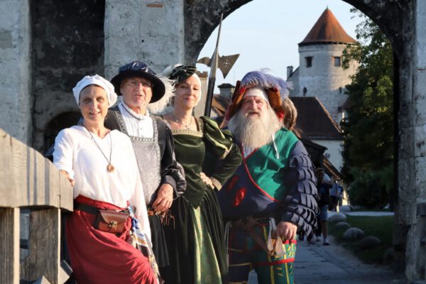 Bei den öffentlichen Themenführungen kann man Geschichte eindrucksvoll und unterhaltsam erleben. Fotocredit: Burghauser Touristik Bei den öffentlichen Themenführungen kann man Geschichte eindrucksvoll und unterhaltsam erleben. Fotocredit: Burghauser Touristik