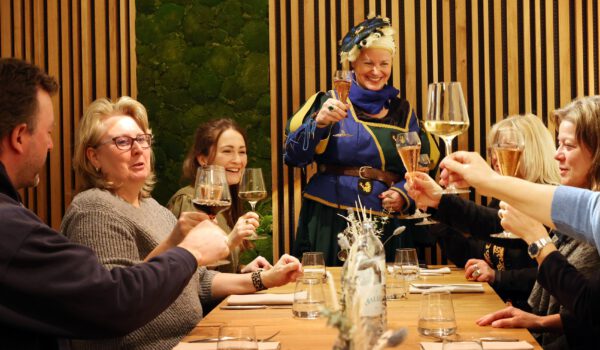 Bei der Kulinarikführung wird der Gaumen verwöhnt und man erfährt viel über Tischsitten und Essensbräuche vergangener Zeiten. Fotocredit: Burghauser Touristik