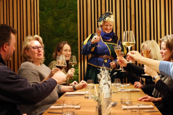 Bei der Kulinarikführung wird der Gaumen verwöhnt und man erfährt viel über Tischsitten und Essensbräuche vergangener Zeiten. Fotocredit: Burghauser Touristik Bei der Kulinarikführung wird der Gaumen verwöhnt und man erfährt viel über Tischsitten und Essensbräuche vergangener Zeiten. Fotocredit: Burghauser Touristik