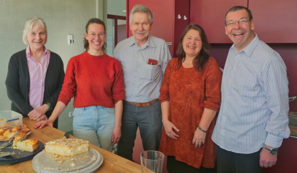 Freundliche Gesichter erwarten Gäste beim Internationalen Tee-Café. Darunter Familienreferentin Doris Graf, Christine Auberger vom Haus der Familie und das Organisationsteam mit Günther Reithmeier, Hilde Hänisch und Erwin Mayer.