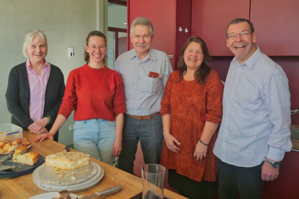 PM 71 Tee-Cafe_Graf-Auberger-Reithmeier-Hänisch-Mayer-min Freundliche Gesichter erwarten Gäste beim Internationalen Tee-Café. Darunter Familienreferentin Doris Graf, Christine Auberger vom Haus der Familie und das Organisationsteam mit Günther Reithmeier, Hilde Hänisch und Erwin Mayer.