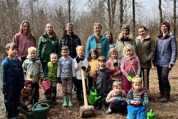 Die Kinder des Montessori Waldkindergarten Burghausen mit FÖJlerin Annalena Wallner (nicht im Bild Joel Feige), den Betreuerinnen und Erzieherinnen vom Waldkindergarten, der Naturschutzbeauftragten Susanne Unterstaller und Ines Huber vom städtischen Umweltamt. Vorne links ist eine frisch gepflanzte Elsbeere zu sehen, die die Kinder auch sofort noch gegossen haben. Fotocredit: Stadt Burghausen / köx Die Kinder des Montessori Waldkindergarten Burghausen mit FÖJlerin Annalena Wallner (nicht im Bild Joel Feige), den Betreuerinnen und Erzieherinnen vom Waldkindergarten, der Naturschutzbeauftragten Susanne Unterstaller und Ines Huber vom städtischen Umweltamt. Vorne links ist eine frisch gepflanzte Elsbeere zu sehen, die die Kinder auch sofort noch gegossen haben. Fotocredit: Stadt Burghausen / köx