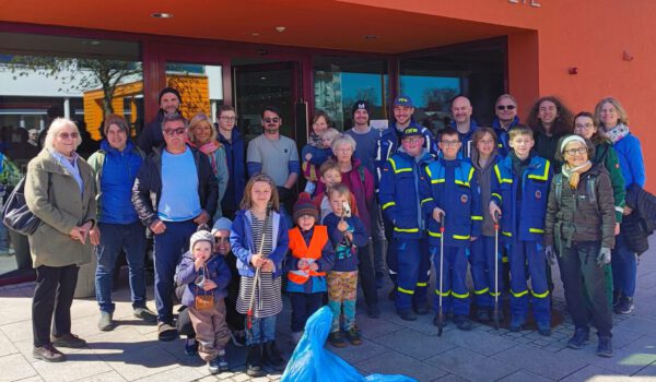 Tüchtige Helfer sammelten am vergangenen Sonntag Müll in Burghausen. Fotocredit: Stadt Burghausen / Umweltamt