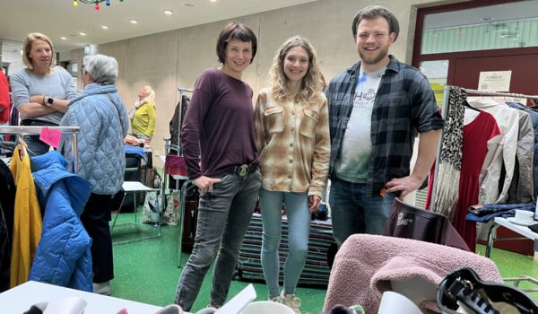 Frühliche Gesichter beim ersten städtischen Flohmarkt im Haus der Familie. Fotocredit: Stadt Burghausen / köx