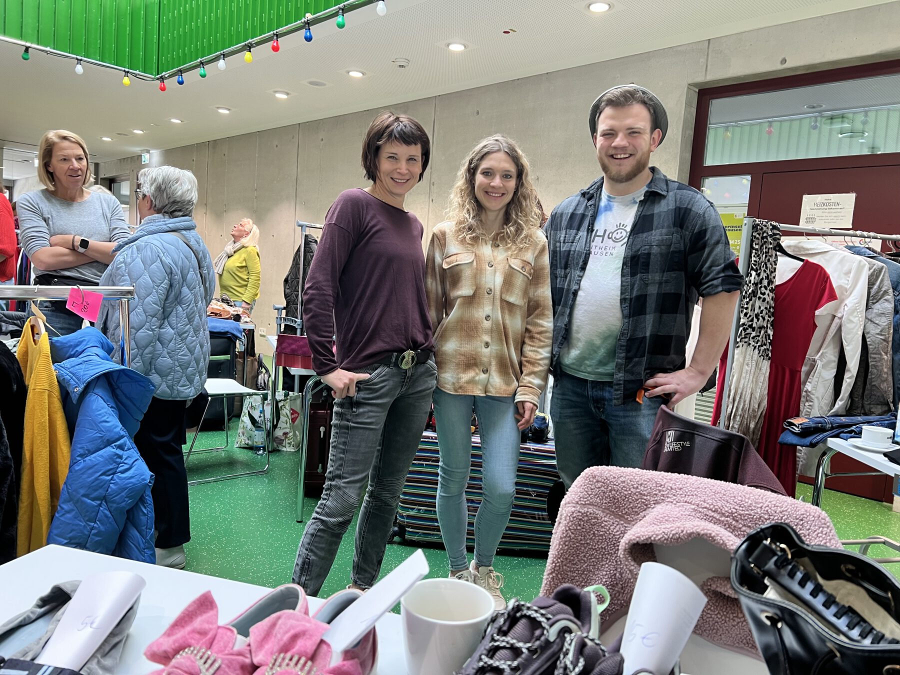 Frühliche Gesichter beim ersten städtischen Flohmarkt im Haus der Familie. Fotocredit: Stadt Burghausen / köx