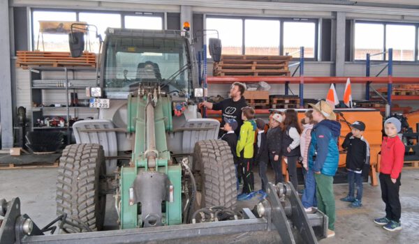 Großer Andrang: Bei der Bauhofbesichtigung durften die Kinder auch einmal im „schweren Gerät“ probesitzen. Fotocredit: Stadt Burghausen / tg