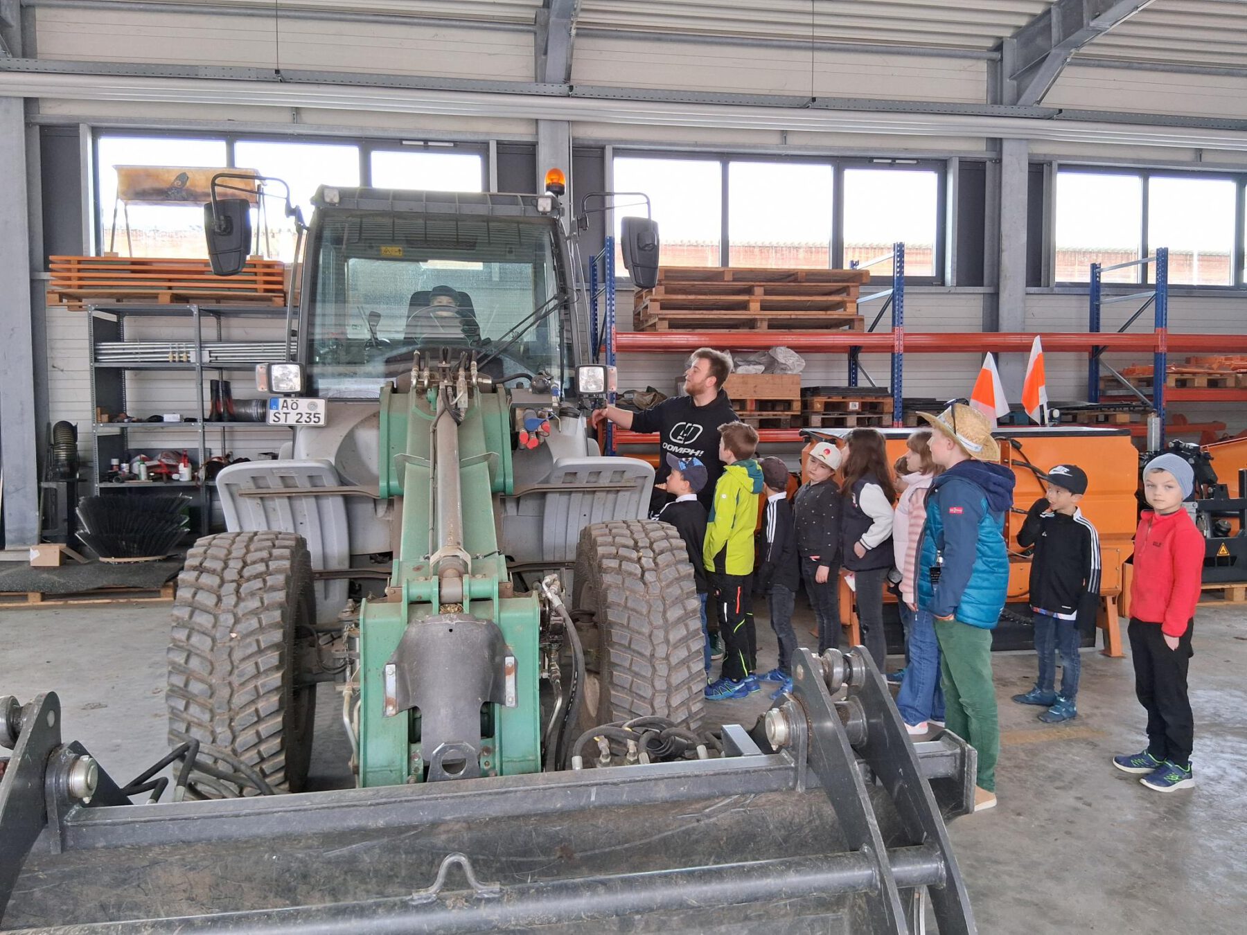 Großer Andrang: Bei der Bauhofbesichtigung durften die Kinder auch einmal im „schweren Gerät“ probesitzen. Fotocredit: Stadt Burghausen / tg