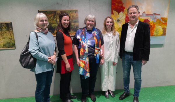 Gründerin des Hauses der Familie Familienreferentin Doris Graf freut sich mit Leitung Christine Auberger den Künstlerinnen Gabriele und Laura Spes und Erstem Bürgermeister Florian Schneider über eine gelungene Ausstellungseröffnung