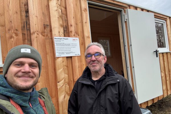 Selfie mit Jugendbeauftragtem Magnus Stummvoll und Hannes Schwankner städt. Jugendarbeit vor dem neuen Bauwagen in Raitenhaslach. © Magnus Stummvoll