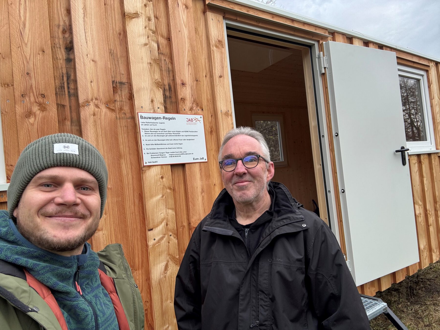 Selfie mit Jugendbeauftragtem Magnus Stummvoll und Hannes Schwankner städt. Jugendarbeit vor dem neuen Bauwagen in Raitenhaslach. © Magnus Stummvoll