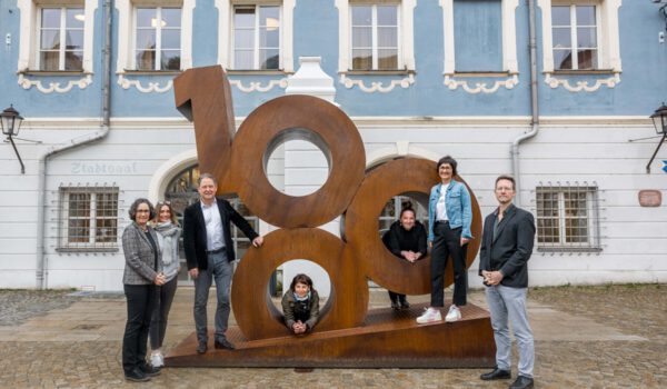 Erster Bürgermeister Florian Schneider mit der Steuerungsgruppe für das Festjahr 2025 v.l. Eva Gilch, Ines Auerbach, Christin Moll, Alexandra Königseder, Sigrid Resch und Dean Wilmington. Foto: Manuela Fuchs