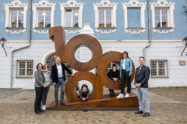 Erster Bürgermeister Florian Schneider mit der Steuerungsgruppe für das Festjahr 2025 v.l. Eva Gilch, Ines Auerbach, Christin Moll, Alexandra Königseder, Sigrid Resch und Dean Wilmington. Foto: Manuela Fuchs