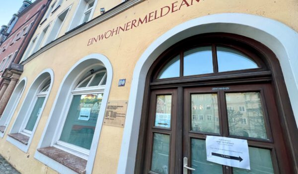 Foto: Das Einwohnermeldeamt der Stadt Burghausen wird gerade saniert und befindet sich aktuell noch bis Mitte Mai nebenan im Projektraum im EG des Rathauses. Fotocredit: Stadt Burghausen / Königseder