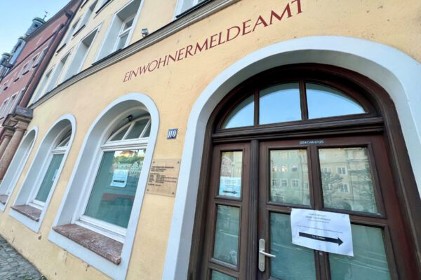 Foto: Das Einwohnermeldeamt der Stadt Burghausen wird gerade saniert und befindet sich aktuell noch bis Mitte Mai nebenan im Projektraum im EG des Rathauses. Fotocredit: Stadt Burghausen / Königseder Foto: Das Einwohnermeldeamt der Stadt Burghausen wird gerade saniert und befindet sich aktuell noch bis Mitte Mai nebenan im Projektraum im EG des Rathauses. Fotocredit: Stadt Burghausen / Königseder