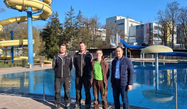 Ohne sie geht im Freibad nichts (v.l.): Lukas Maier und Matthias Menghin vom Technik Team (mit Florian Moser, nicht im Bild) sowie Dieter Eiblmeier, der sich um die Pflege der Grünanlagen kümmert, zusammen mit Bäder-Leiter Stefan Sajdak. Fotocredit: Stadt Burghausen/tg