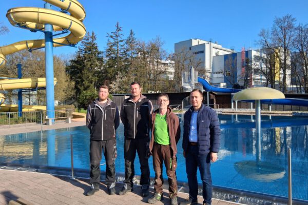 PM_73_20250411_Bäderinvest Ohne sie geht im Freibad nichts (v.l.): Lukas Maier und Matthias Menghin vom Technik Team (mit Florian Moser, nicht im Bild) sowie Dieter Eiblmeier, der sich um die Pflege der Grünanlagen kümmert, zusammen mit Bäder-Leiter Stefan Sajdak. Fotocredit: Stadt Burghausen/tg