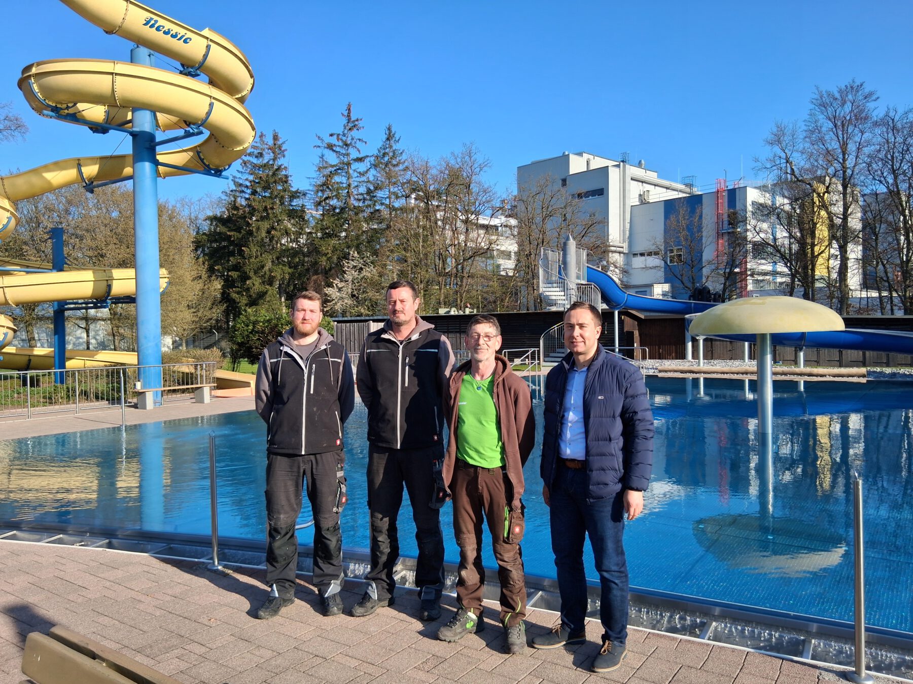 Ohne sie geht im Freibad nichts (v.l.): Lukas Maier und Matthias Menghin vom Technik Team (mit Florian Moser, nicht im Bild) sowie Dieter Eiblmeier, der sich um die Pflege der Grünanlagen kümmert, zusammen mit Bäder-Leiter Stefan Sajdak. Fotocredit: Stadt Burghausen/tg