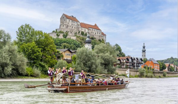 Den besten Blick auf die weltlängste Burg gibt es bei der Einfahrt nach Burghausen. Fotocredit: Burghauser Touristik