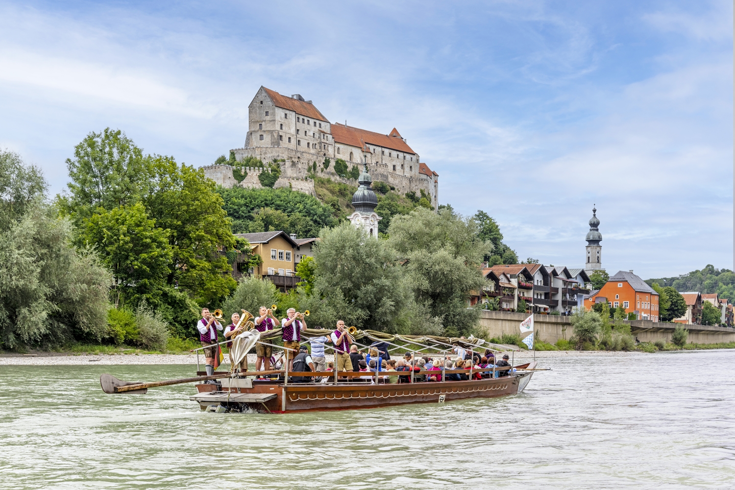 Den besten Blick auf die weltlängste Burg gibt es bei der Einfahrt nach Burghausen. Fotocredit: Burghauser Touristik
