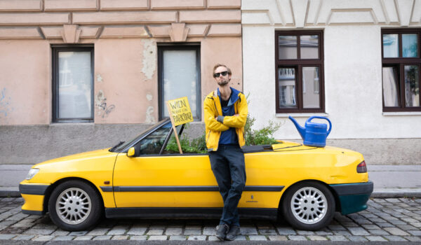 Künstler Christoph Schwarz und sein bepflanztes Cabrio