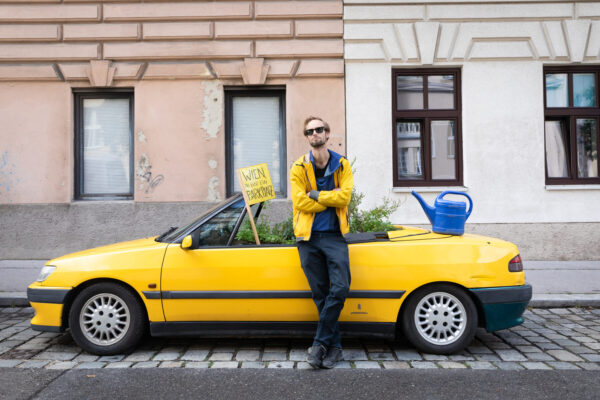 Christoph Schwarz Künstler Christoph Schwarz und sein bepflanztes Cabrio