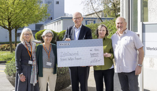 Foto (Wacker Chemie AG): Bei der Überreichung des Spendenschecks: (v.l.) Angelika Kirch, Anna Schierenberg, WACKER-Werkleiter Peter von Zumbusch, Marion Becker sowie Dirigent Christian Kremser.