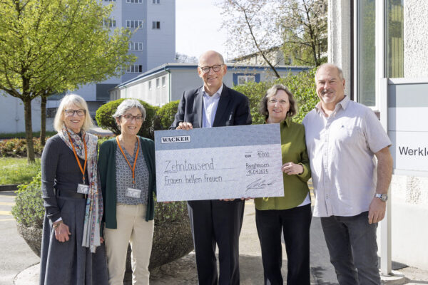 Spendenübergabe Foto (Wacker Chemie AG): Bei der Überreichung des Spendenschecks: (v.l.) Angelika Kirch, Anna Schierenberg, WACKER-Werkleiter Peter von Zumbusch, Marion Becker sowie Dirigent Christian Kremser.