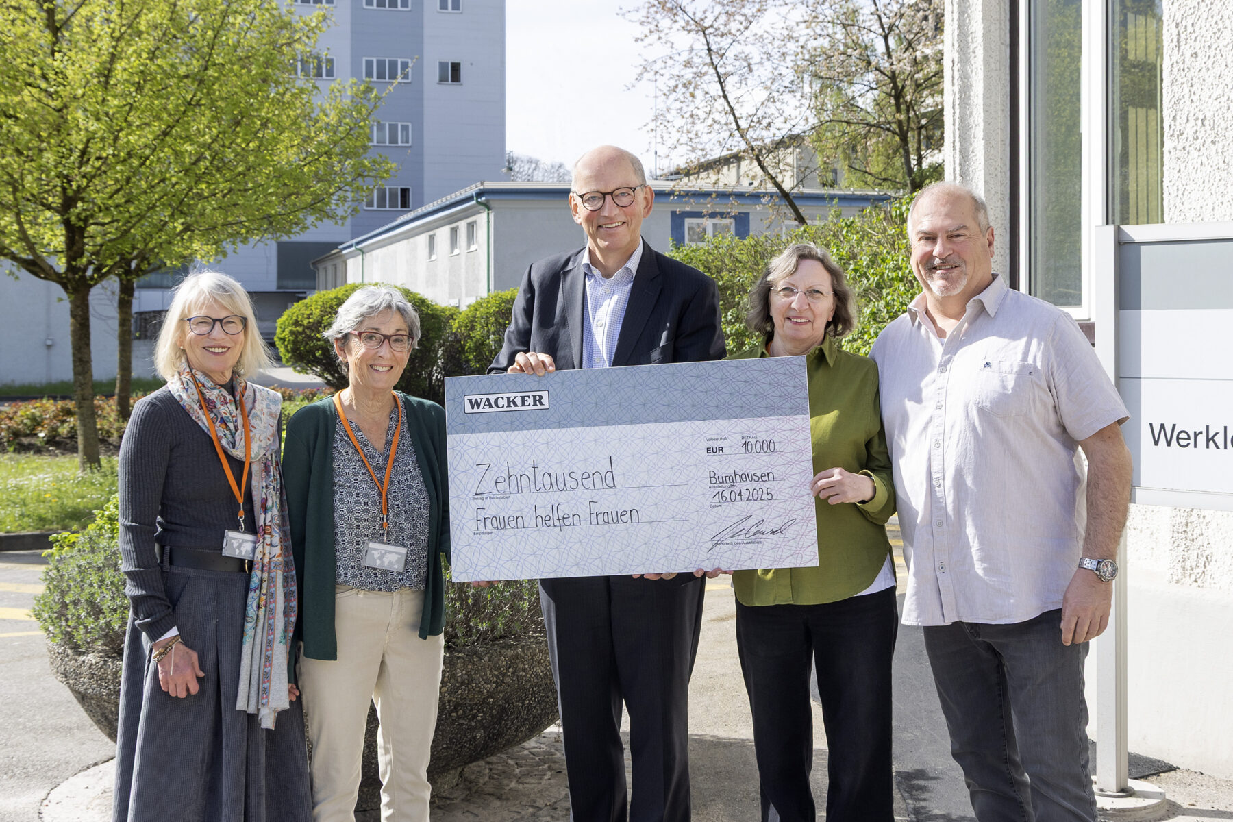 Foto (Wacker Chemie AG): Bei der Überreichung des Spendenschecks: (v.l.) Angelika Kirch, Anna Schierenberg, WACKER-Werkleiter Peter von Zumbusch, Marion Becker sowie Dirigent Christian Kremser.