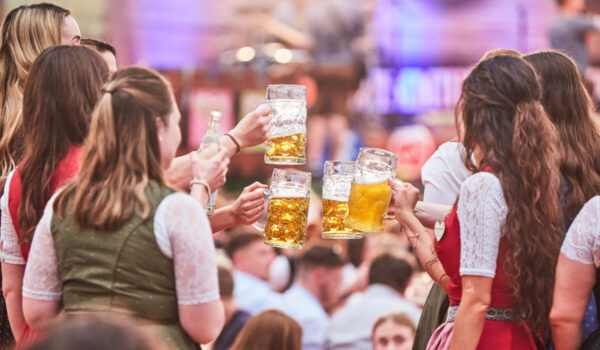 Das traditionelle und über die Stadtgrenzen hinaus beliebte Volksfest Burghauser Mai-Wies’n lädt 10 Tage lang zum Bummeln, Amüsieren und Genießen ein. Fotocredit: Werbering Burghausen Das traditionelle und über die Stadtgrenzen hinaus beliebte Volksfest Burghauser Mai-Wies’n lädt 10 Tage lang zum Bummeln, Amüsieren und Genießen ein. Fotocredit: Werbering Burghausen