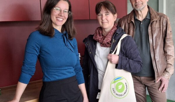 Welche Optionen des Miteinanderwirkens bieten sich? Darüber unterhielten sich (von links) Christine Auberger, Leiterin des Hauses der Familie Burghausen, sowie Christina Lipp-Himmer und Thomas Reiter von der Öko-Modellregion Inn-Salzach. Foto: ©OEMR Inn-Salzach