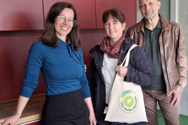 Zusammenarbeit Ökomodellregion mit dem Haus der Familie Burghausen OEMR_HF25_F1 Welche Optionen des Miteinanderwirkens bieten sich? Darüber unterhielten sich (von links) Christine Auberger, Leiterin des Hauses der Familie Burghausen, sowie Christina Lipp-Himmer und Thomas Reiter von der Öko-Modellregion Inn-Salzach. Foto: ©OEMR Inn-Salzach