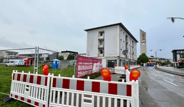 05.05.2025 Hell Gebäude Gehwegsperrung köx