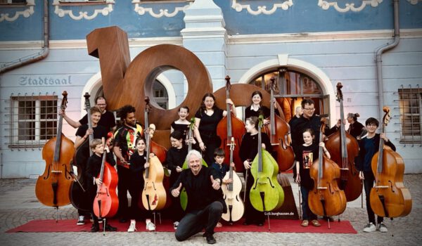 Der Burghauser Musikschulleiter Claus Freudenstein mit Bass-Schülern vor der 1000 am Stadtplatz Foto Manuela Fuchs